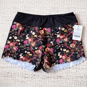 NWT Tuckernuck Marisa shorts in a stunning baroque floral print 🌸